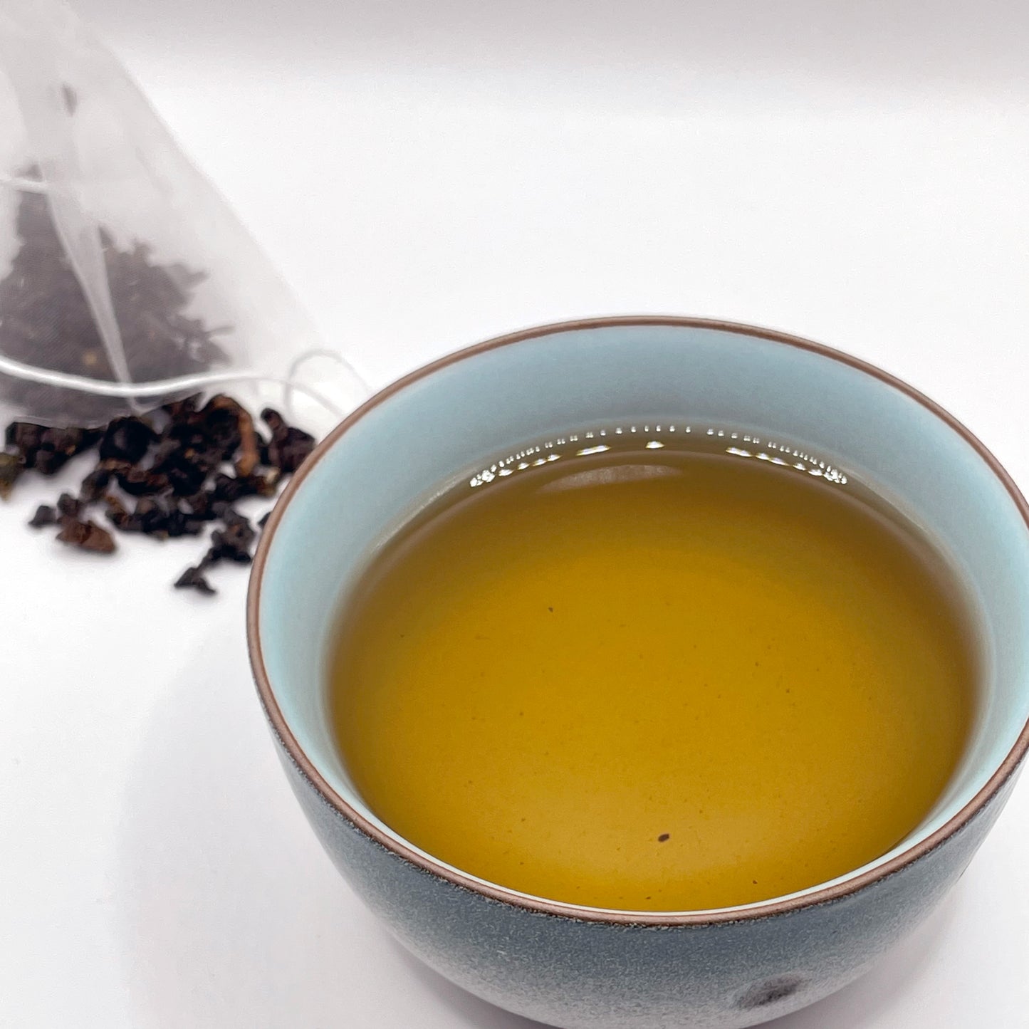 Honey Roasted Oolong Tea infusion showing amber color